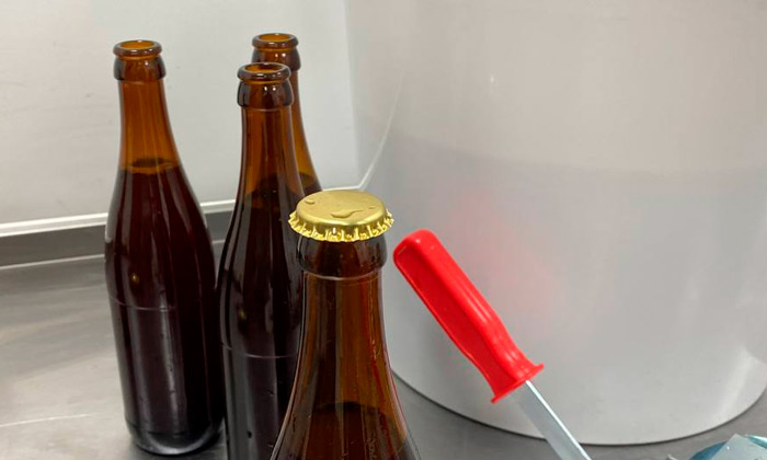 Ставим пробку на бутылку
